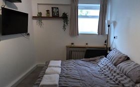 Studio Apartment In Kew